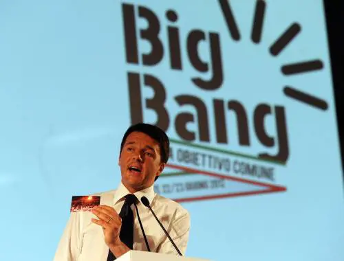 Processo stalinista a Renzi "Un populista come il Cav"