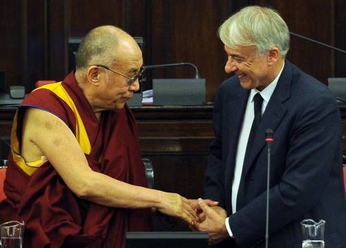 Milano, arriva il Dalai Lama Il Pdl protesta contro Pisapia
