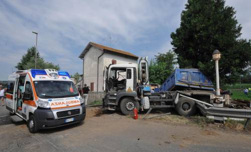 Brescia, tir contro un treno Venti feriti, due sono gravi