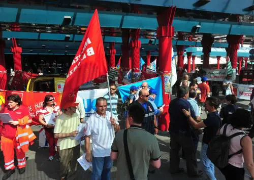 La Croce Rossa scende in piazza «In Lombardia a rischio 1000 posti»