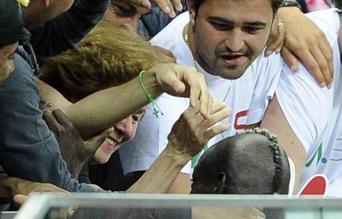 La doppietta, la festa, l'abbraccio alla mamma: l'Italia acclama Balotelli
