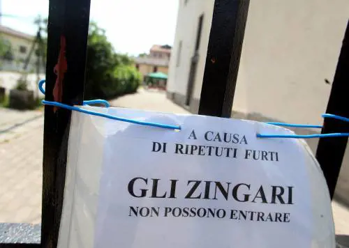 Il prete chiude fuori i nomadi: «Basta furti»