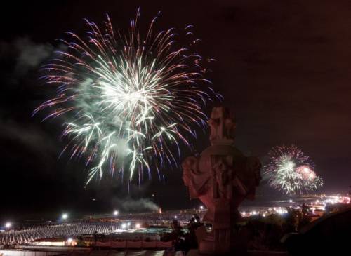 Sulla riviera romagnola la notte colora di rosa la luna