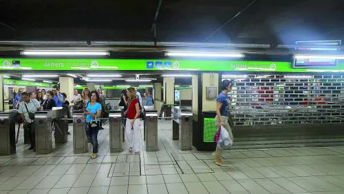 E per risparmiare spengono le luci in metrò