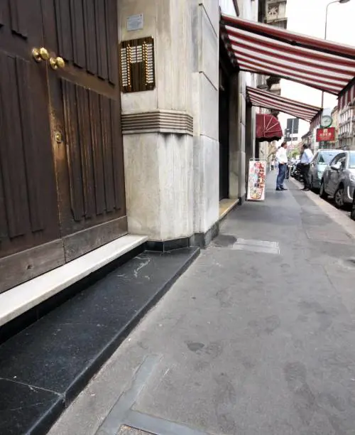 Fanno sesso per strada davanti a tutti