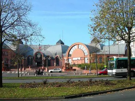 Francia, genitore sequestrato a scuola