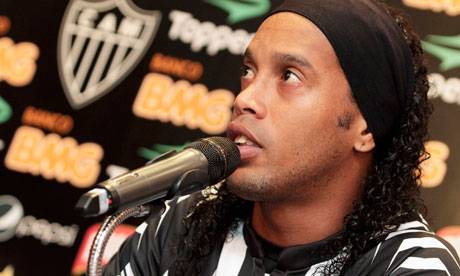 Ronaldinho beve la Pepsi: la Coca Cola lo scarica