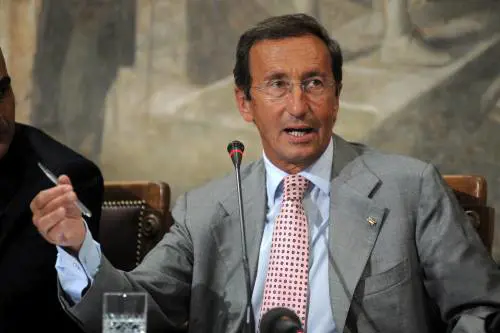 Fini fa entrare le unioni gay in Parlamento