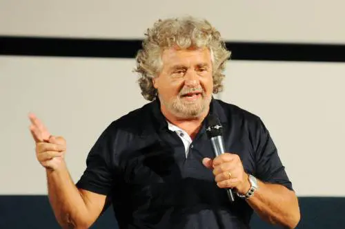 Grillo, i conti su Twitter non tornano. E il comico attacca il prof