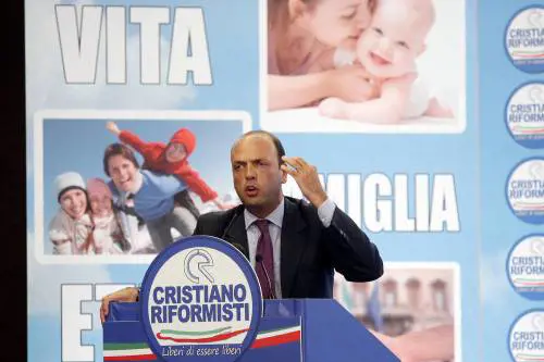 Il Cavaliere rinvia il debutto e lascia la scena ad Alfano: "Io? Resto al fianco di Silvio"