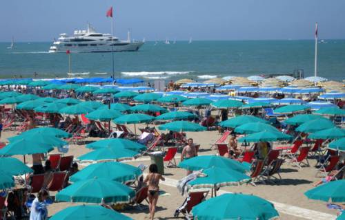 Gli italiani amano la spiaggia, ma sotto l'ombrellone dimenticano di tutto