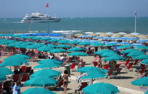 Gli italiani amano la spiaggia, ma sotto l'ombrellone dimenticano di tutto