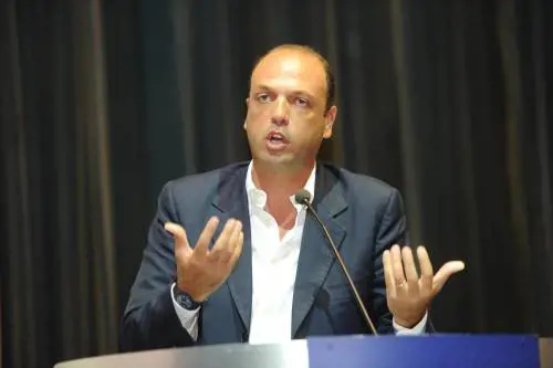 Alfano: "Sto con Berlusconi. La Minetti si dimette lunedì"