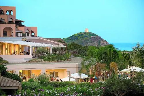 A Chia in cerca dell'hotel ideale tra spiagge bianche e siti archeologici