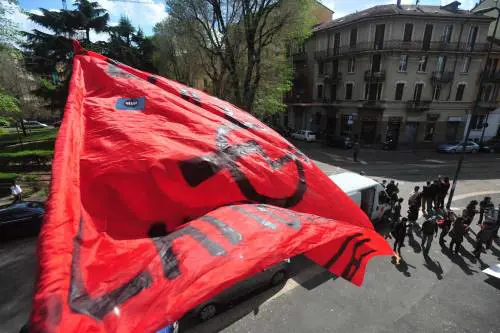 La sinistra preferisce i centri sociali alla legalità