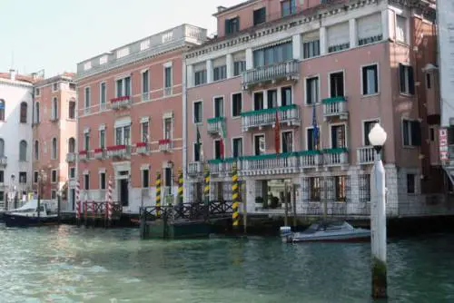 "Non prendo ordini da una donna": facchino musulmano si licenzia