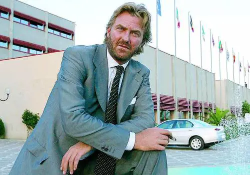 Presenze in calo dell'8,2% a giugno. Gli esercenti: «Il limite ai pagamenti cash è un autogol»