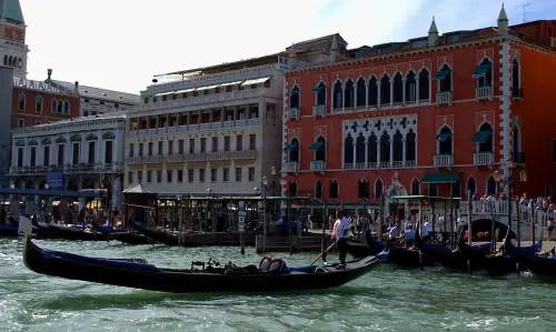 Che follia, premiato l'islamico che al lavoro disprezza le donne