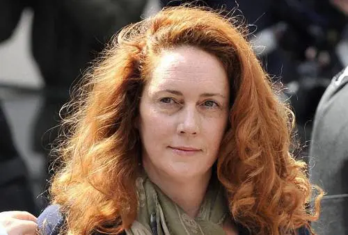 Rinviati a giudizio l'ex uomo di Cameron e la rossa di Murdoch