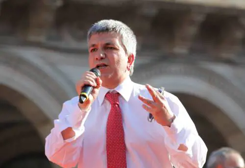 Vendola spacca il centrosinistra: "Mi candido alle primarie" 