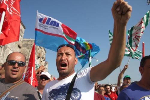 Taranto, operai in piazza contro il sequestro dell'Ilva: contestati i sindacati