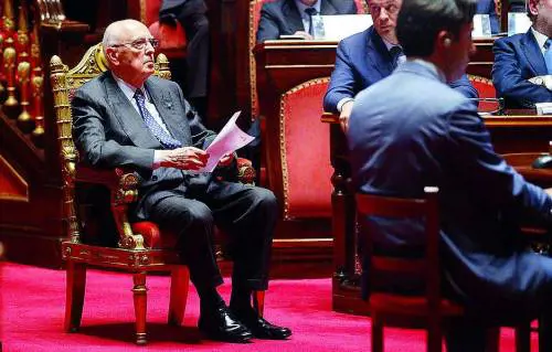 Nuvole su Re Giorgio e si defilano pure i fan