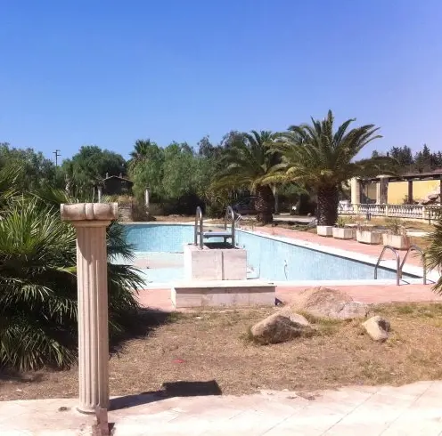 Cagliari, il Comune paga la casa ai rom: piscina, idromassaggio e aria condizionata