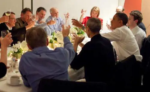 Che chic le feste dei nerd: ora sono gli altri  a sospirare per un invito il fenomeno