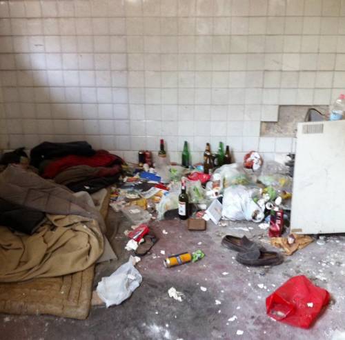 Ecco l'antico casello daziario infestato da rifiuti e topi morti