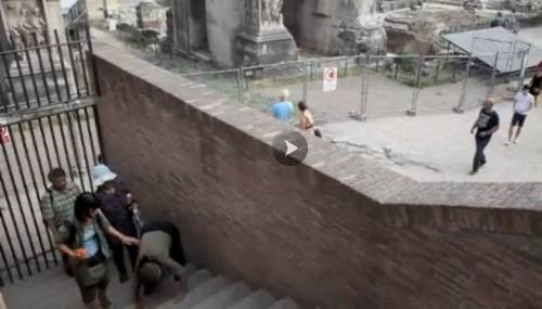 Roma, turista disabile costretta a fare le scale a quattro zampe