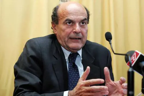La doppia morale del Pd che bacchetta i grillini e paga per andare in tv