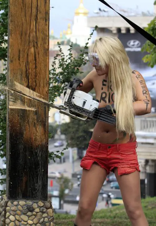 La Russia condanna le Pussy Riot E il mondo condanna la Russia