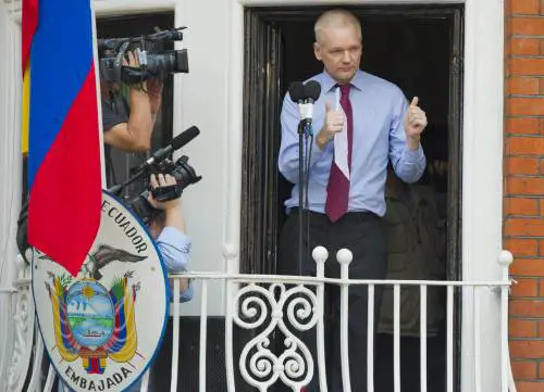 Julian Assange nell'ambasciata dell'Ecuador a Londra