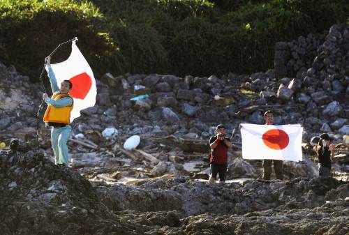 Attivisti giapponese sulle coste di Uotsuri