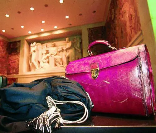 Segretaria e truffatrice Derubava gli avvocati che l'avevano assunta