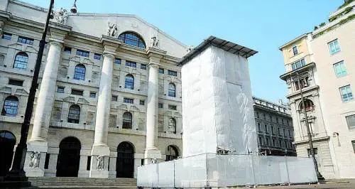 Quel Dito di Cattelan ancora "impacchettato"