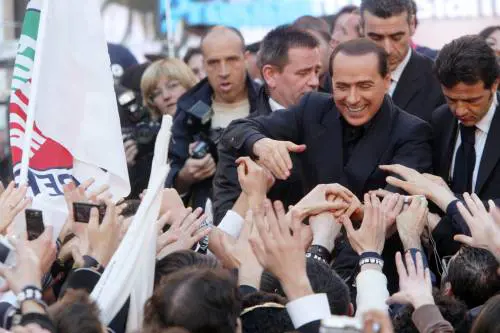 Il Cavaliere Silvio Berlusconi saluta i suoi sostenitori