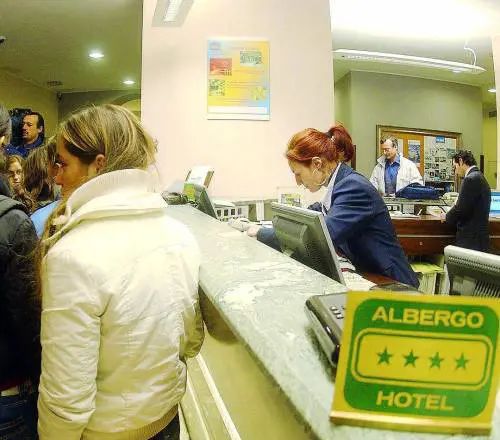 Nella fretta di tassare il Comune dimentica i moduli per gli hotel