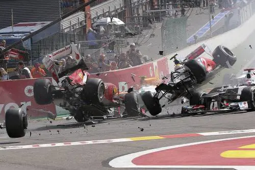 F1, incidente al via Fuori Alonso e Hamilton Il Gp va a Button