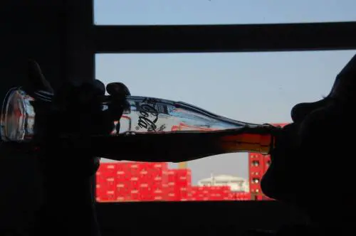 Bere una Coca Cola