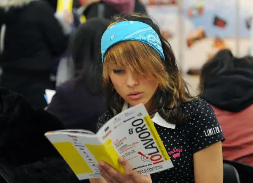 Ragazza disoccupata in cerca di lavoro