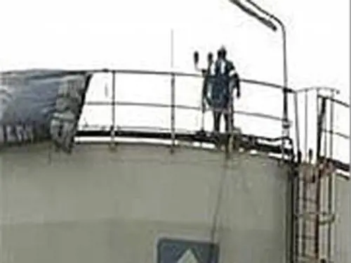Operai dell'Alcoa sul silos