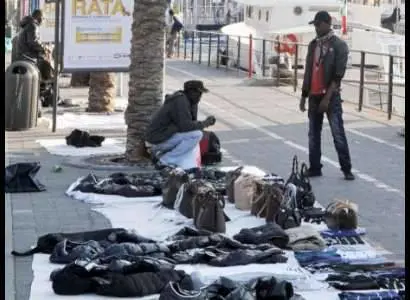 Abusivi e impuniti: vu' cumprà padroni a Venezia