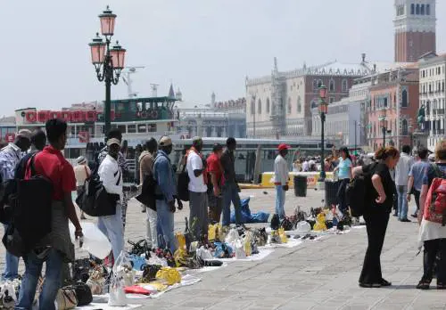 I negozianti esasperati: «Per le autorità sono intoccabili. Era meglio chi ci chiedeva il pizzo»