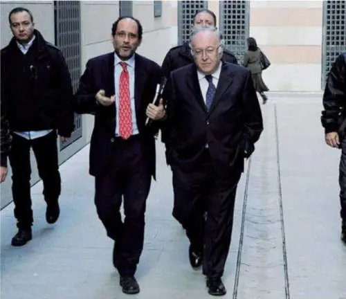 Il Cav ascoltato in caserma dai pm: "Ha chiarito la vicenda Dell'Utri"