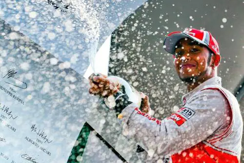 Hamilton da mondiale «Che brividi vincere qui»