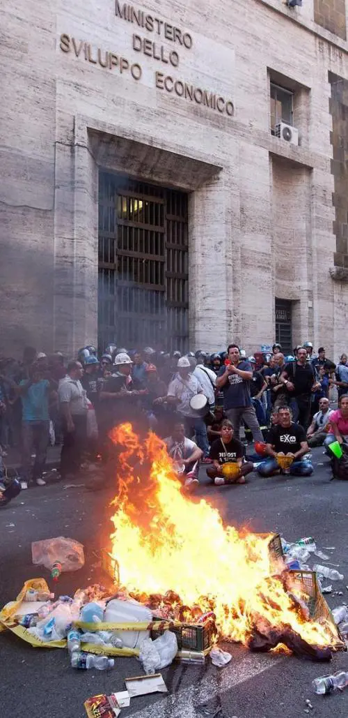 La Cancellieri teme l'autunno caldo E il Prof se la prende coi sindacati