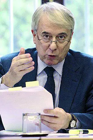 Pisapia scappa dall'aula: sì al vertice in prefettura no al confronto pubblico