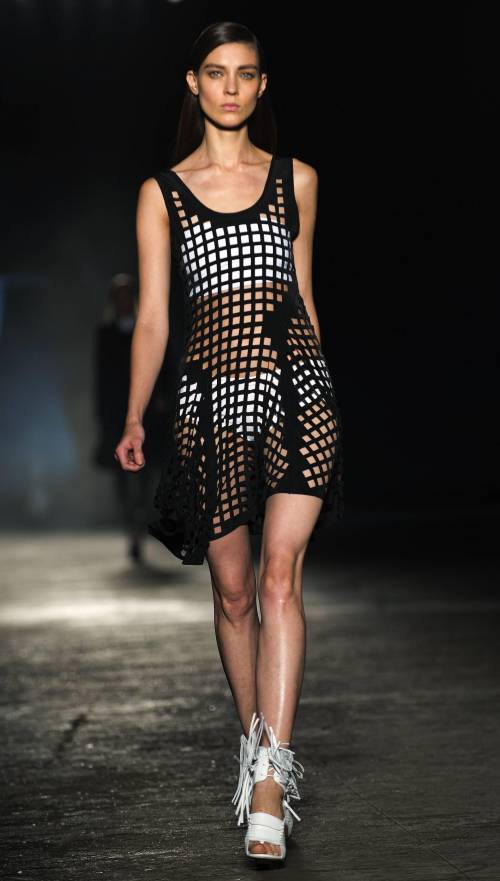 Diesel veste l'anima rock Spopola l'abito-cravatta