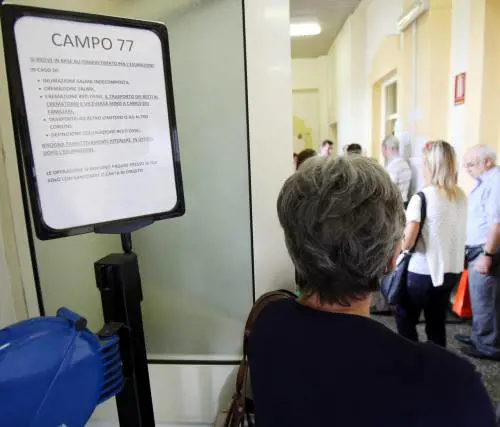 Ore in coda al cimitero: quella triste odissea per una riesumazione